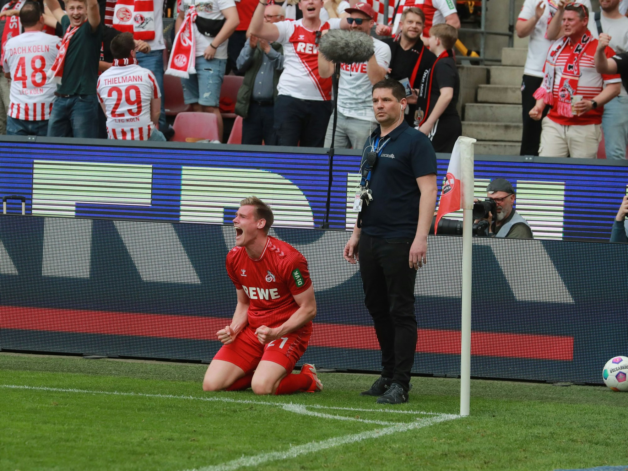 Steffen Tigges jubelt nach Schlusspfiff auf Knien über den FC-Sieg.








