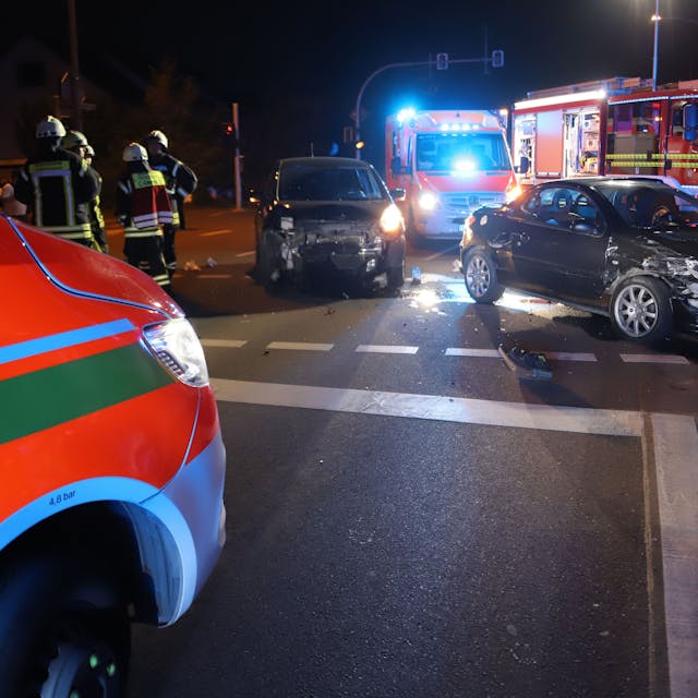 Bei einem Unfall in Niederkassel-Rheidt sind drei Menschen verletzt worden, zwei davon schwer.
