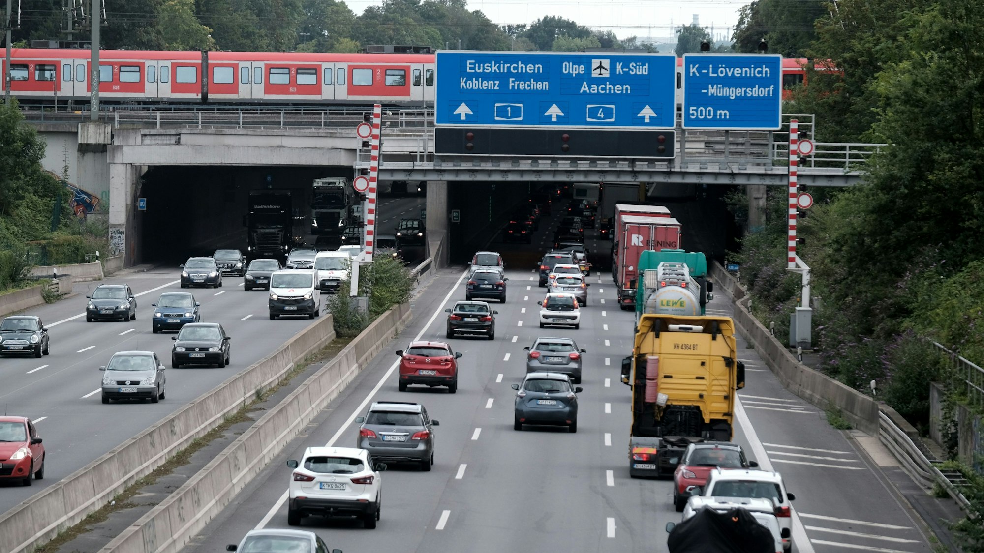 Autos fahren über die A1 in Köln.