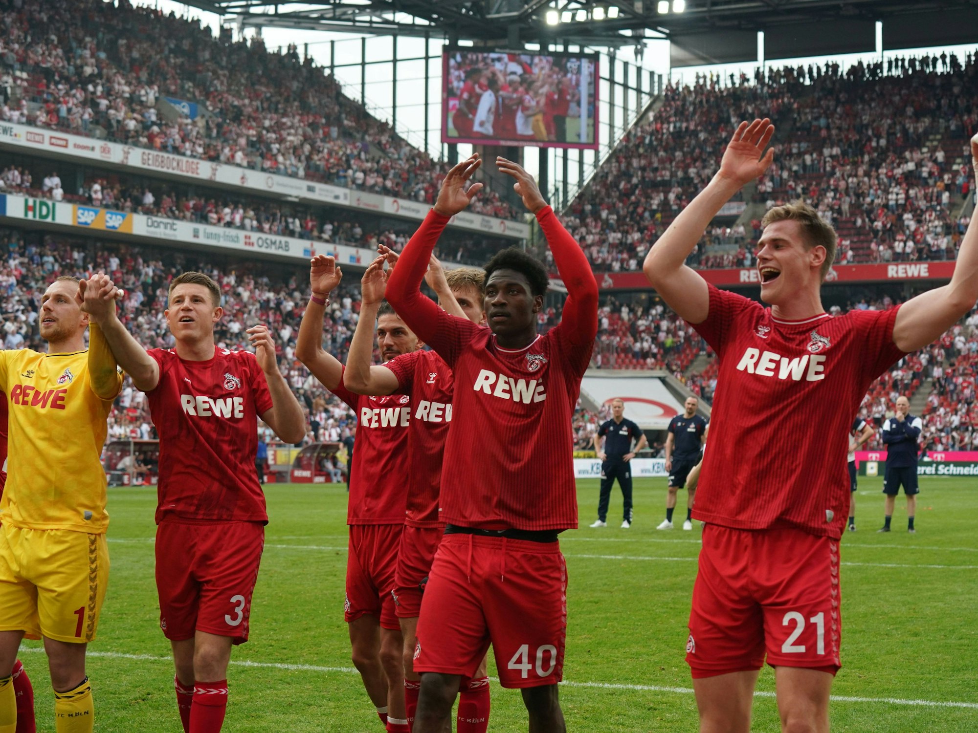 Die Fans des 1. FC Köln feiern mit ihren Fans.