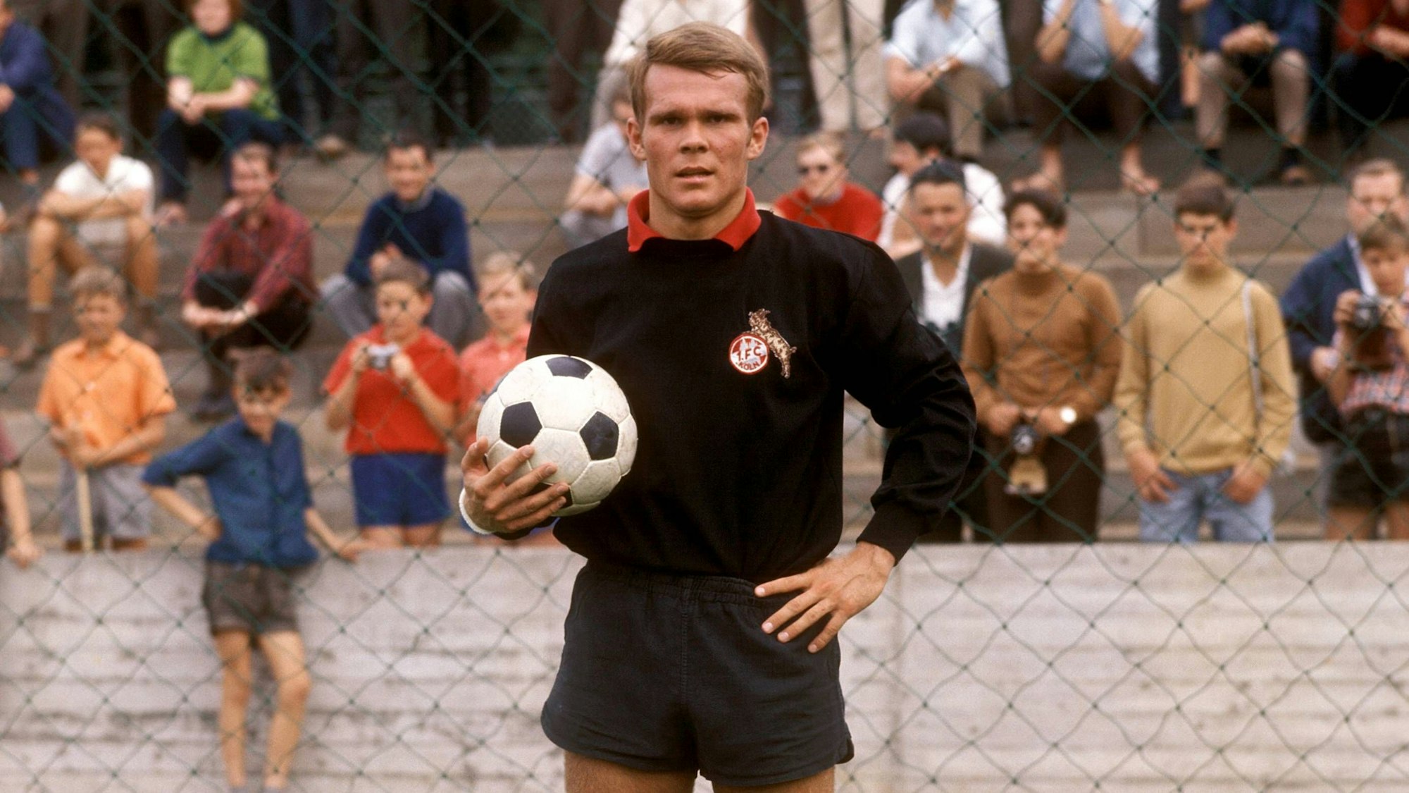 Rolf Birkhölzer als Fußballtorhüter in der Saison 1968/69 - im Stadion mit Ball in der Hand.