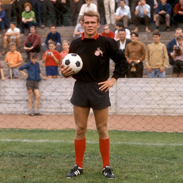 Rolf Birkhölzer als Fußballtorhüter in der Saison 1968/69 - im Stadion mit Ball in der Hand.
