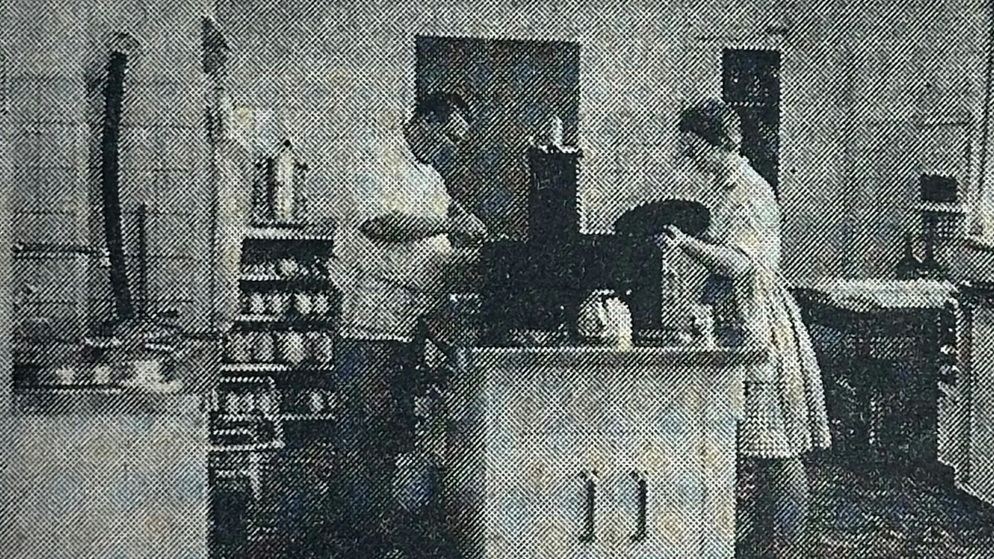 Altes Foto: Eine Frau und ein Mann kochen Anfang 1960 in der damaligen Küche des VdK-Heims.