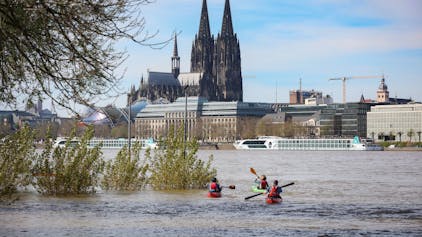 Sommer im April: In Köln waren am Samstag (6.4.) viele Menschen draußen, so wie diese Kajak-Fahrer vor dem Dom-Panorama.




