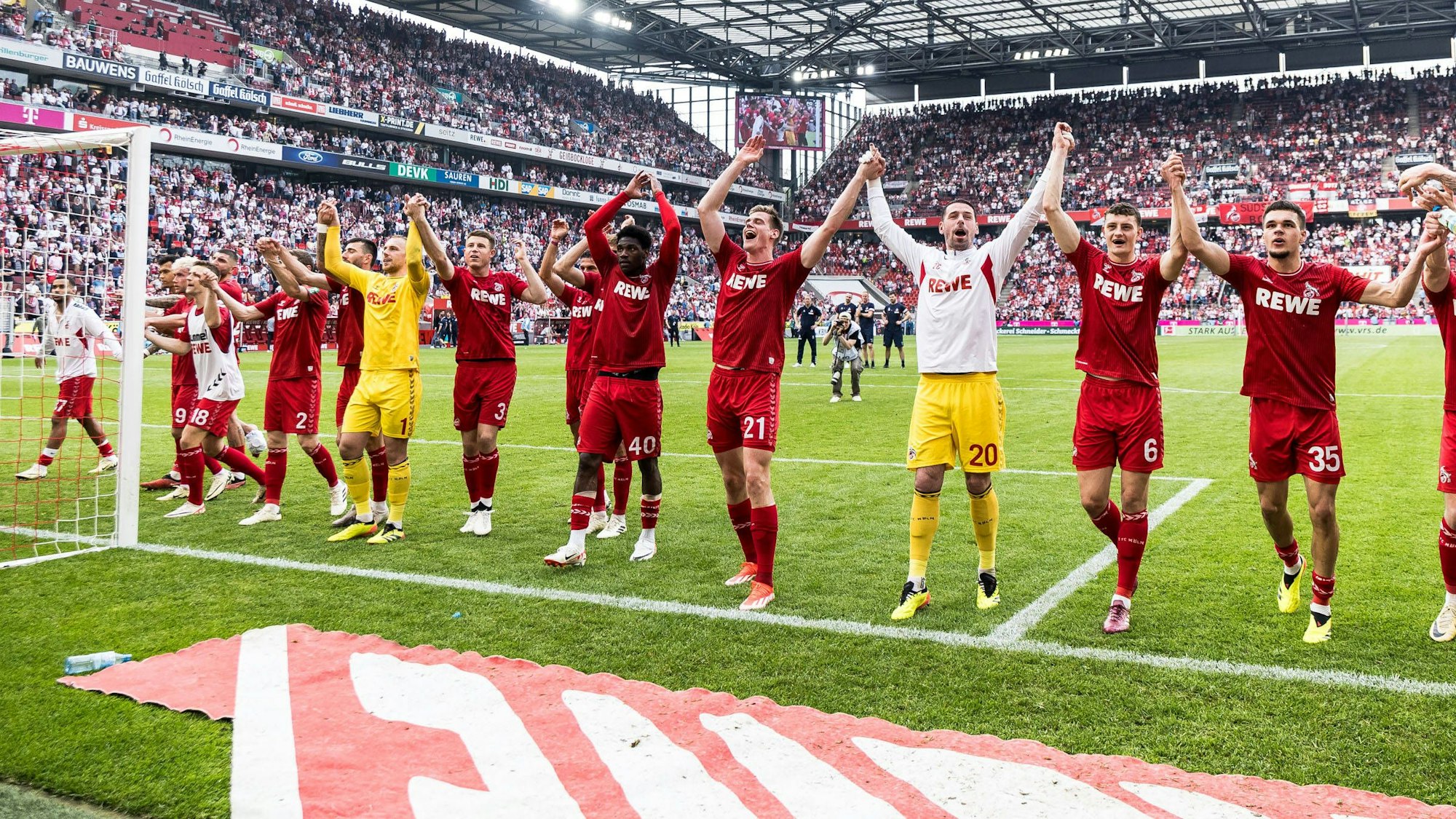 Die Spieler des 1. FC Köln feiern mit ihren Fans den Last-Minute-Sieg gegen Bochum.