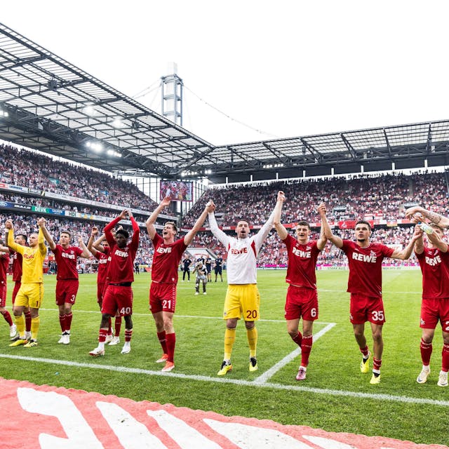 Die Spieler des 1. FC Köln feiern mit ihren Fans den Last-Minute-Sieg gegen Bochum.