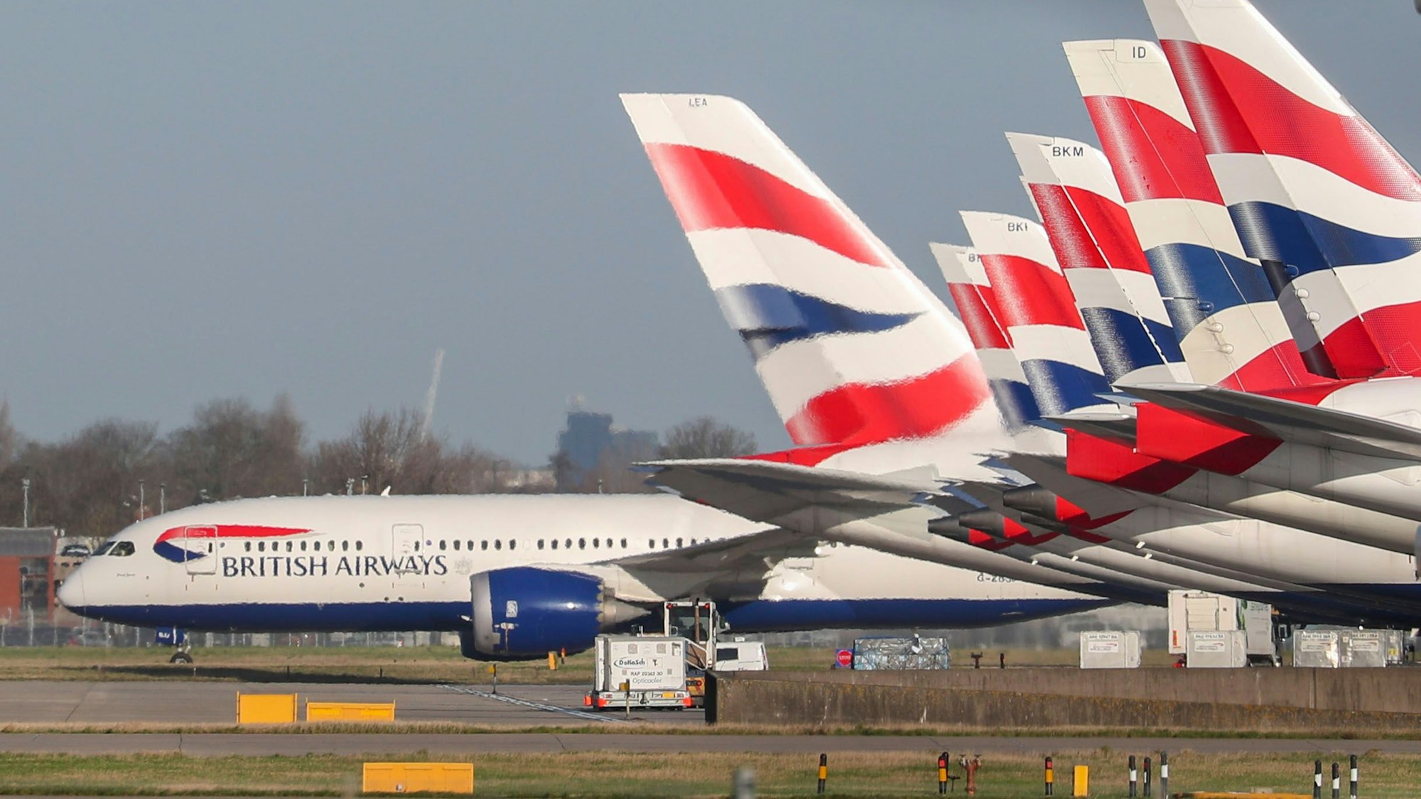 29.01.2020, Großbritannien, Heathrow: Flugzeuge von British Airways stehen auf dem Flughafen London Heathrow.