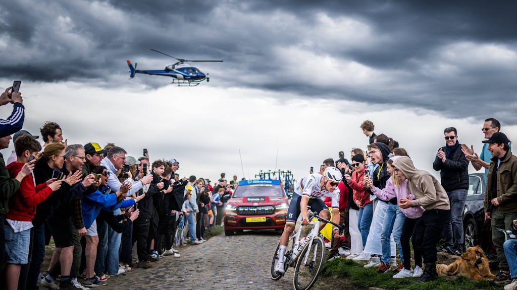 Mathieu van der Poel bei seinem Solo-Ritt auf dem Weg zum Sieg bei Paris-Roubaix.