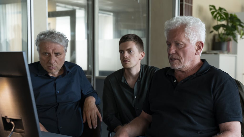Das Foto stammt aus dem ARD-Krimi „Tatort: Schau mich nicht an“ und zeigt die Ermittler Franz Leitmayr (Udo Wachtveitl, links), Kalli Hammermann (Ferdinand Hofer, Mitte) und Ivo Batic (Miroslav Nemec, rechts) vor einem Computer.