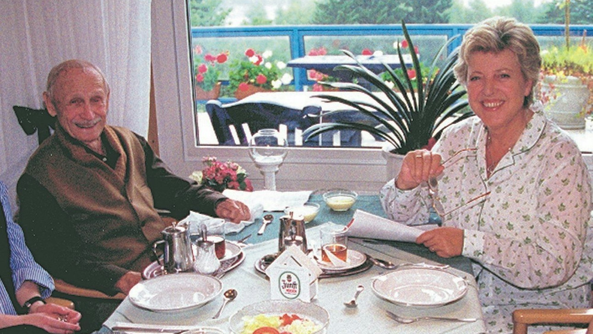 Im August 2002 lässt sich Marie-Luise Marjan („Mutter Beimer“) im VdK-Heim in Marienheide bei bestem Sommerwetter  ihr Geschnetzeltes mit Spätzle schmecken.