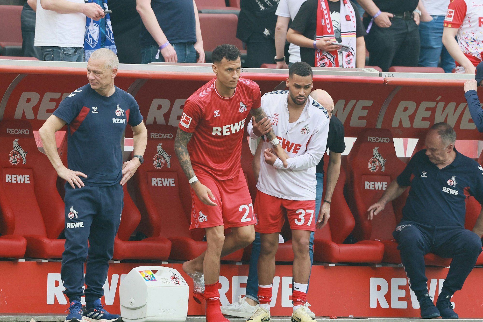Linton Maina (r.) vom 1. FC Köln stützt den verletzten Davie Selke nach dem Spiel gegen den VfL Bochum.