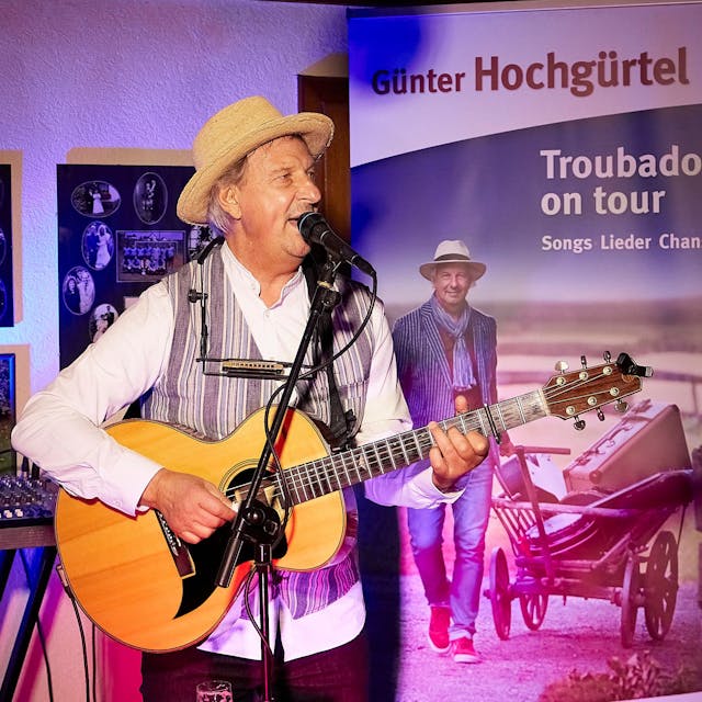 In der Gaststätte Stahl in Baasem spielt der Liedermacher Günter Hochgürtel Gitarre und singt dazu.