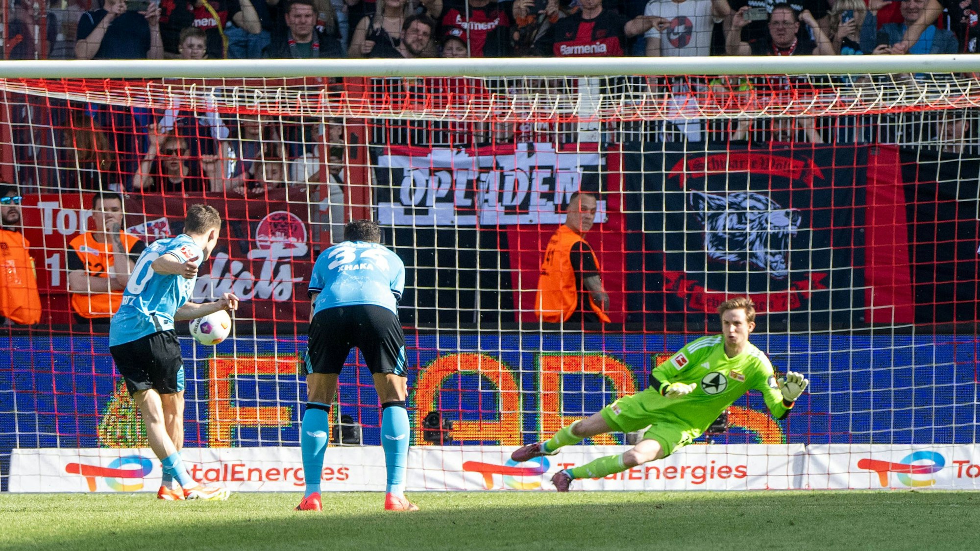 , v. l. Florian Wirtz Bayer 04 Leverkusen erzielt per Elfmeter das Tor zum 1:0 gegen Torwart Frederik Rönnow 1. FC Union,
