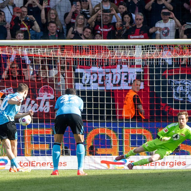 , v. l. Florian Wirtz Bayer 04 Leverkusen erzielt per Elfmeter das Tor zum 1:0 gegen Torwart Frederik Rönnow 1. FC Union,