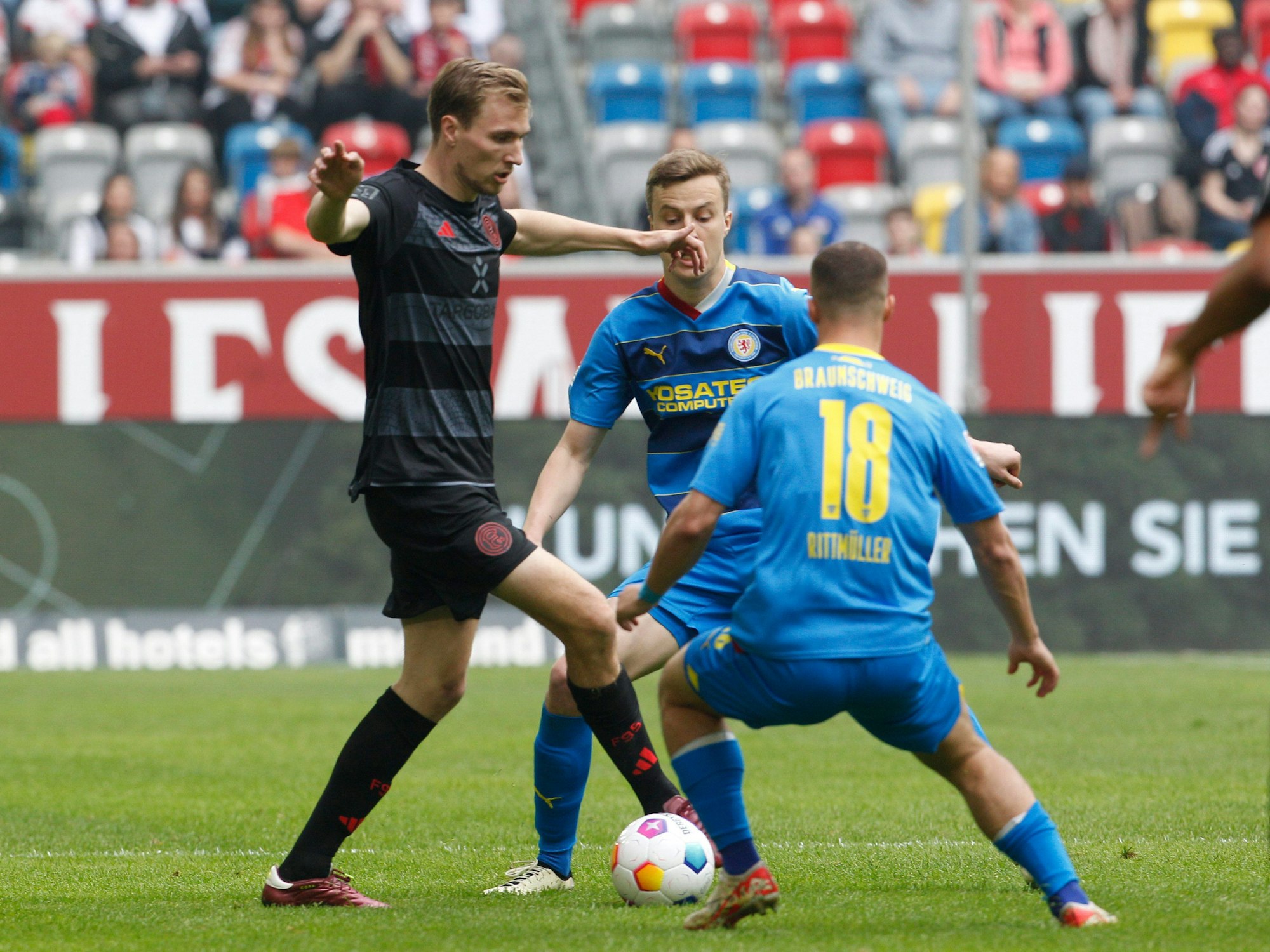 Fortuna Düsseldorfs Vincent Vermeij und der Braunschweiger Marvin Rittmüller kämpfen um den Ball.
