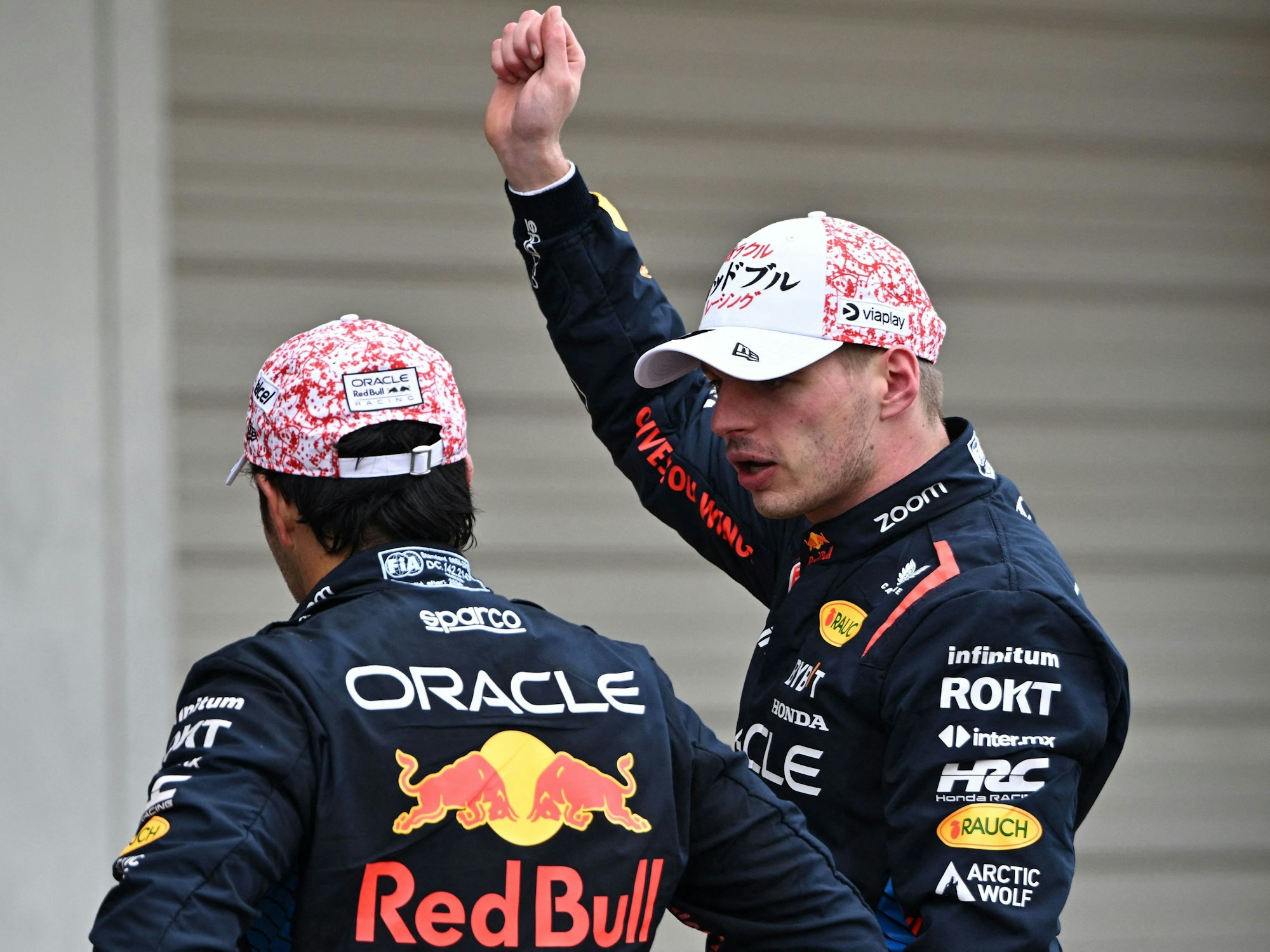 Max Verstappen jubelt mit Sergio Perez über den Doppelsieg in Suzuka.