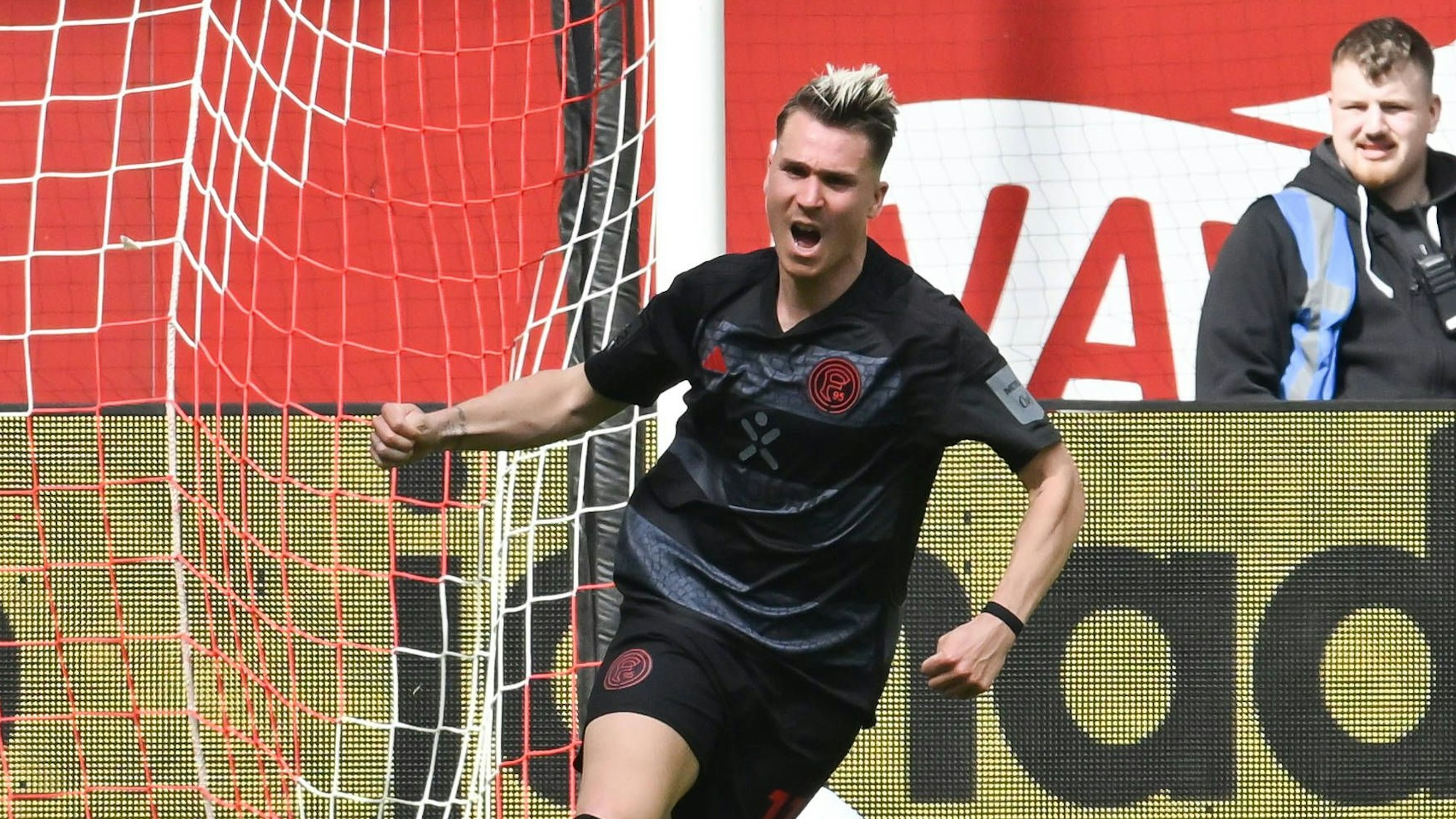 Fortuna Düsseldorfs Torschütze dreht nach seinem 1:0 gegen Eintracht Braunschweig jubelnd ab.