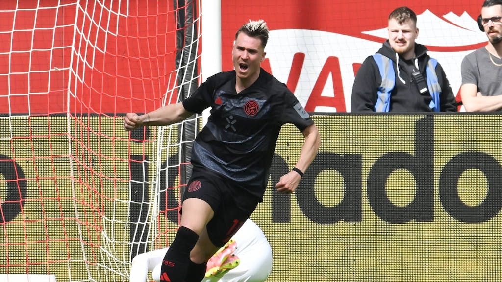 Fortuna Düsseldorfs Torschütze dreht nach seinem 1:0 gegen Eintracht Braunschweig jubelnd ab.