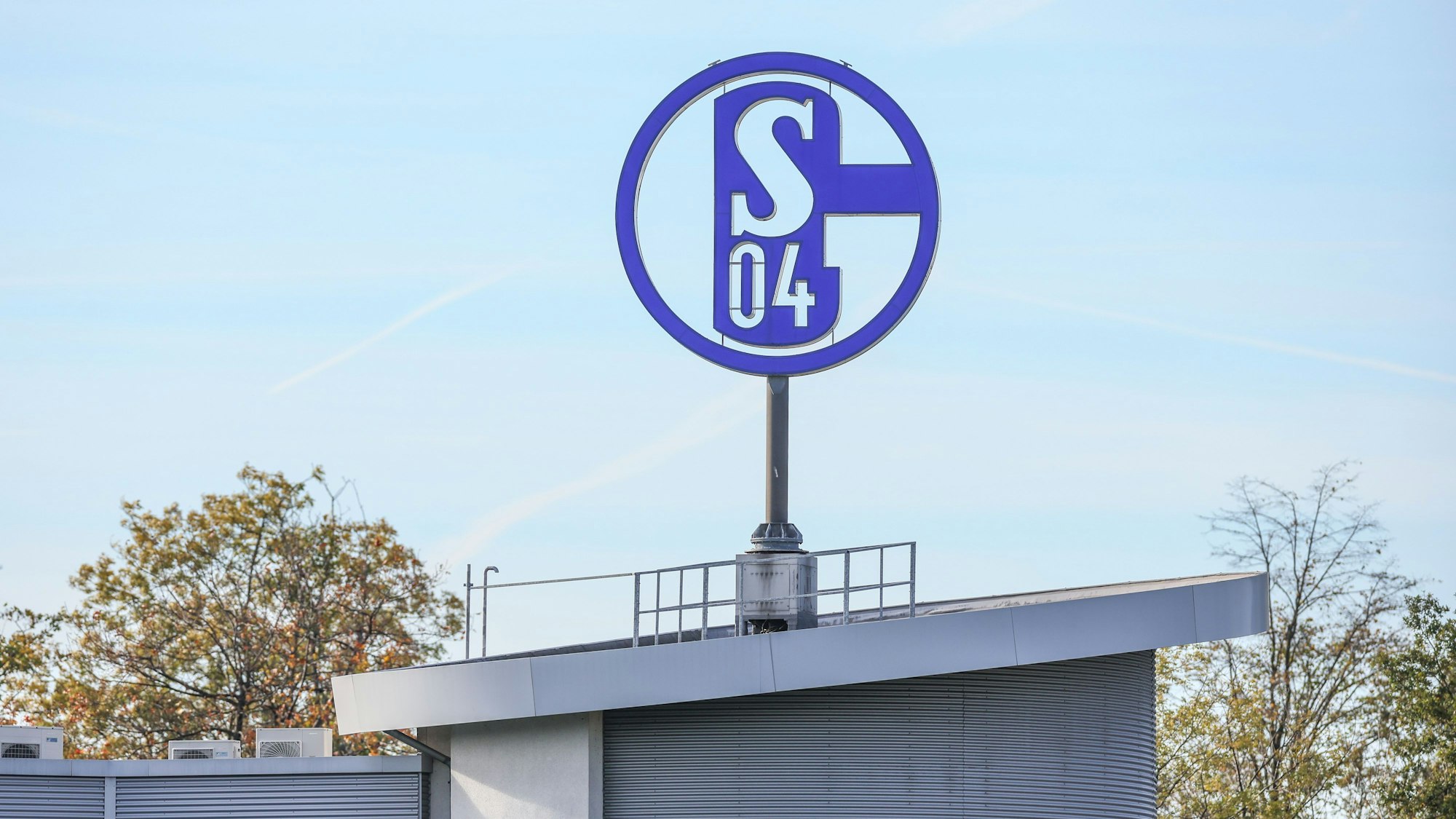 Das Logo des FC Schalke 04 dreht sich auf der Geschäftsstelle.