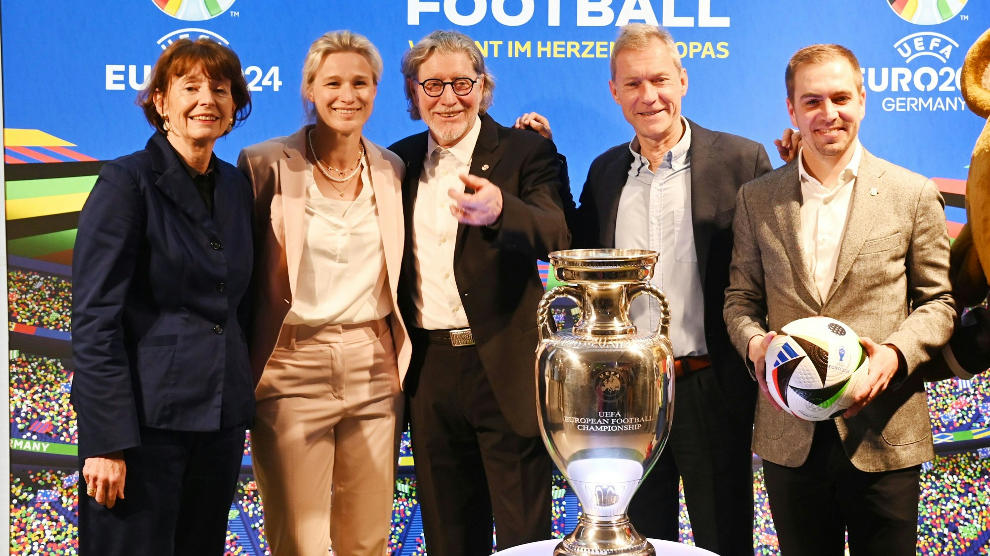 Mit dem EM-Pokal (v.l.): OB Reker, Britta Heidemann, Toni Schumacher, Andreas Höfer und Philipp Lahm