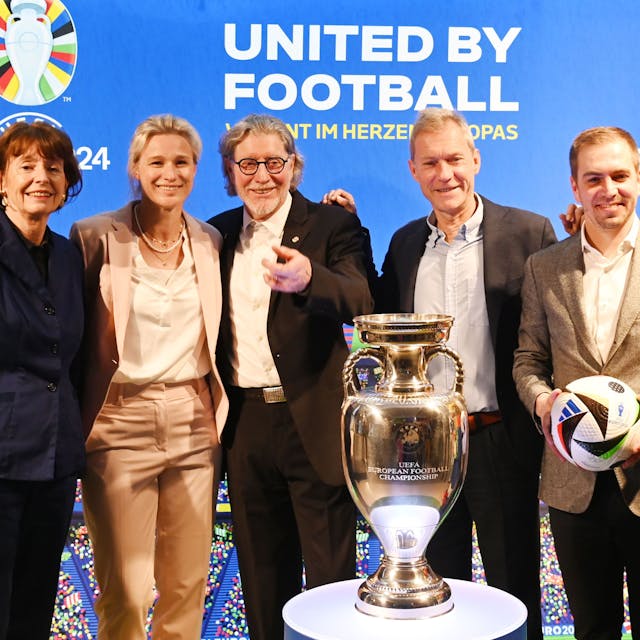 Mit dem EM-Pokal (v.l.): OB Reker, Britta Heidemann, Toni Schumacher, Andreas Höfer und Philipp Lahm