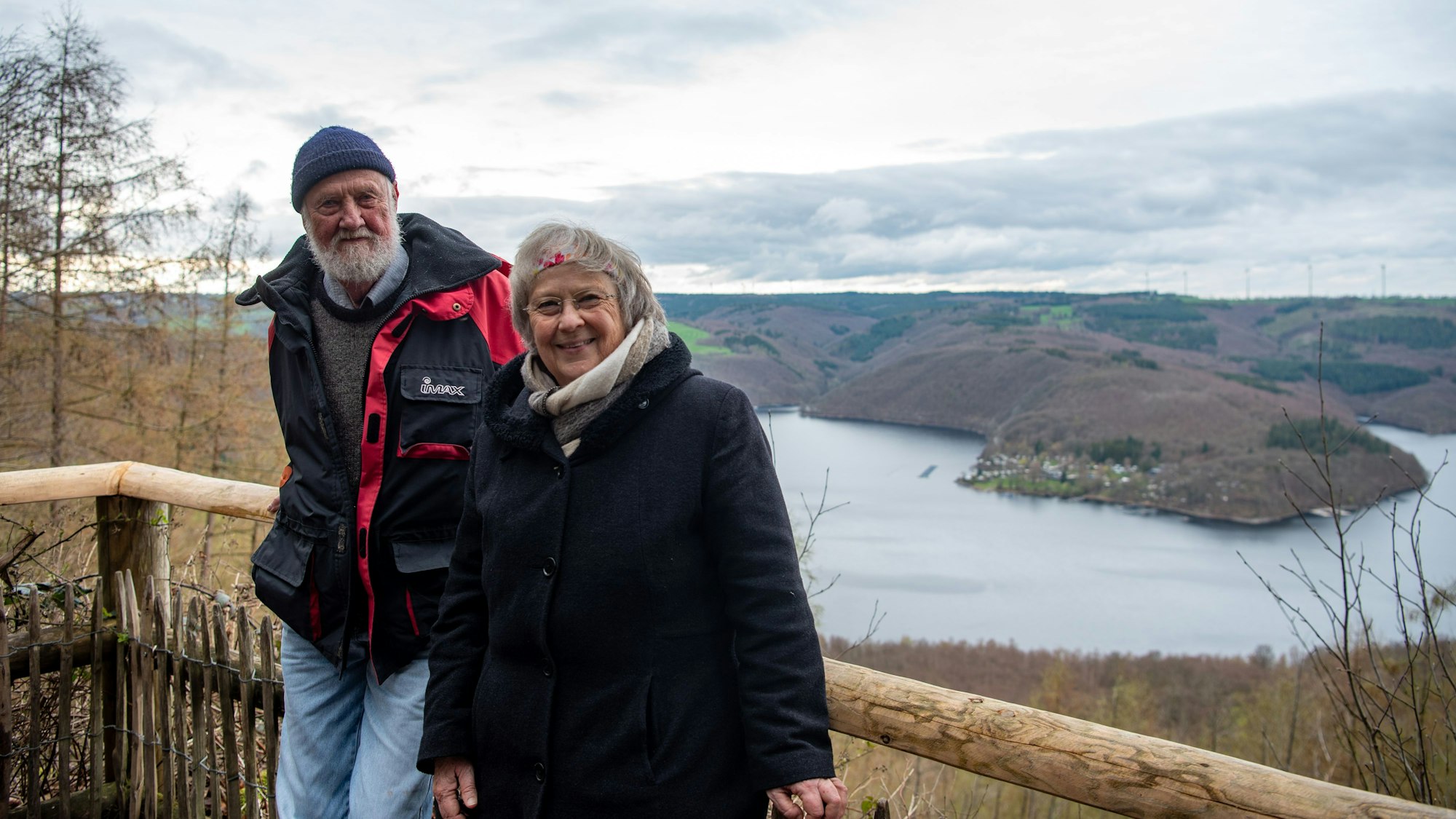 Bärbel Höhn und Volker Hoffmann spazieren durch den Nationalpark Eifel, den es ohne sie nicht geben würde.