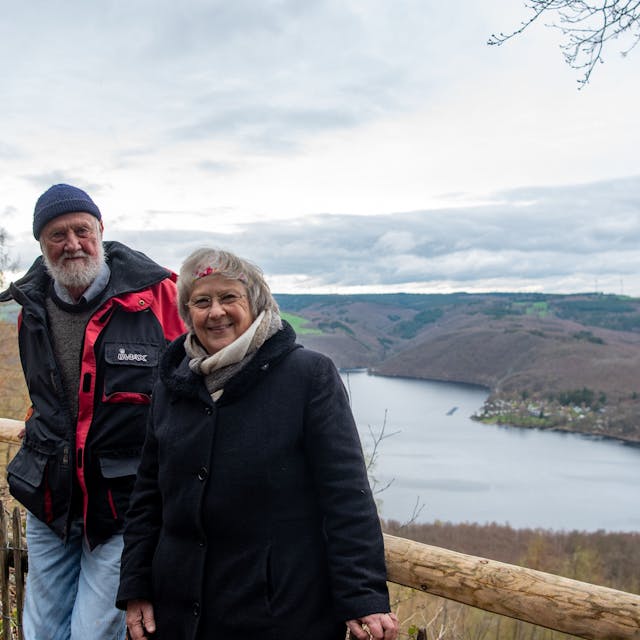 Bärbel Höhn und Volker Hoffmann spazieren durch den Nationalpark Eifel, den es ohne sie nicht geben würde.
