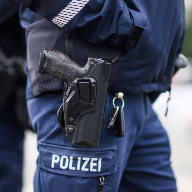 Das Bild zeigt zwei Polizeibeamte mit Dienstwaffe im Holster.