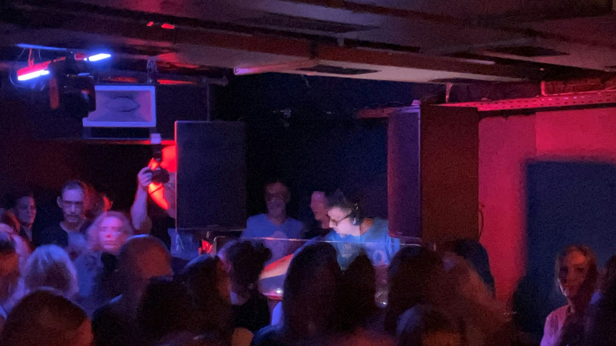 DJ Leschet am Pult sowie die tanzende menge im Club Subway