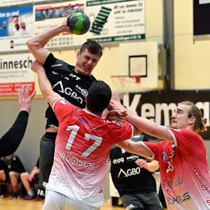 Handball
Opladen - Baunatal

hinten: Oliver Dasburg (OPL)

Foto: Uli Herhaus