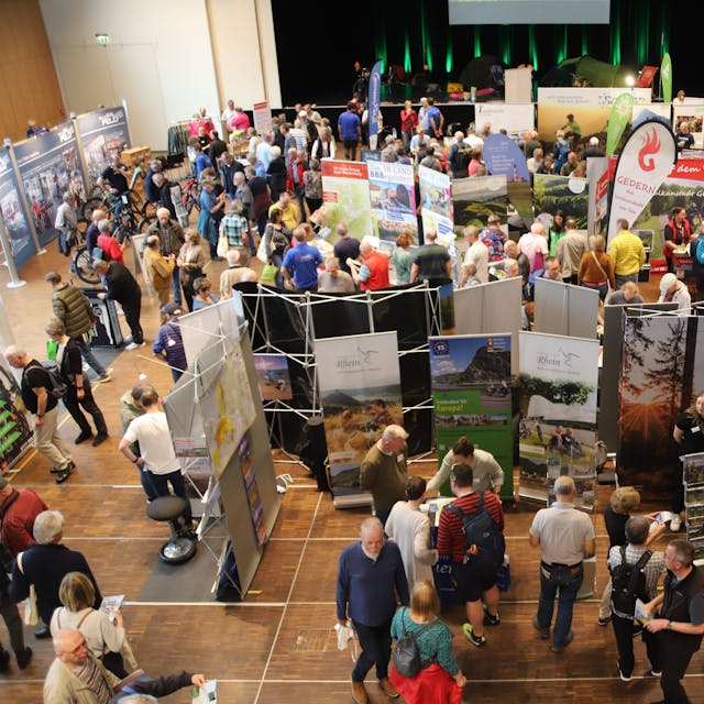 Der ADFC veranstaltete erstmals seine Radtouristikmesse im Siegburger Rhein-Sieg-Forum. Zwischen 4000 und 5000 Besucherinnen und Besucher kamen. Der große Saal war mehr als gut gefüllt.