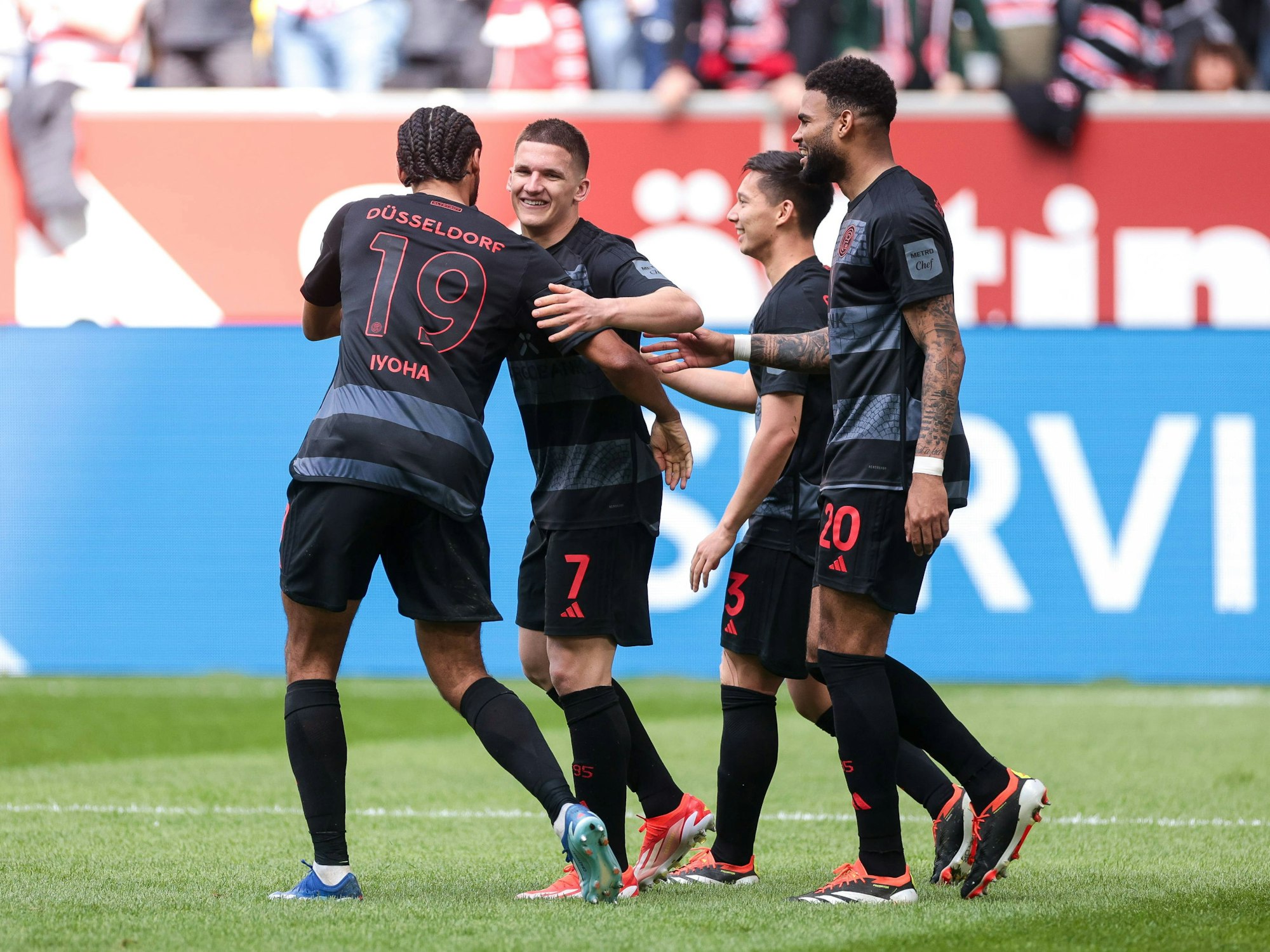 Die Spieler von Fortuna Düsseldorf jubeln im Spiel gegen Eintracht Braunschweig.