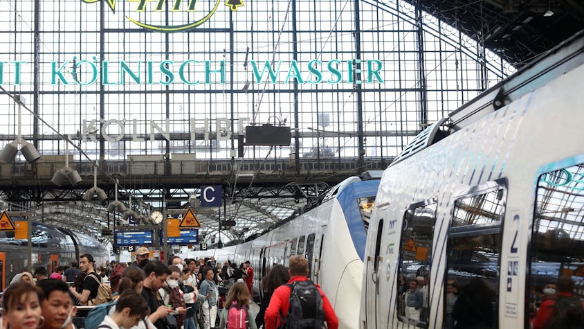 Fahrgäste warten auf ihre Zugverbindung auf Gleis 4 am Kölner Hauptbahnhof. Die Gleise sind voll, die Reisenden drängen sich an den Zugtüren. (Symbolbild)