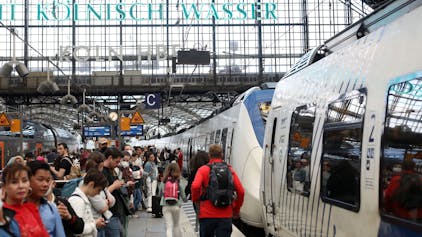 Fahrgäste warten auf ihre Zugverbindung auf Gleis 4 am Kölner Hauptbahnhof. Die Gleise sind voll, die Reisenden drängen sich an den Zugtüren. (Symbolbild)