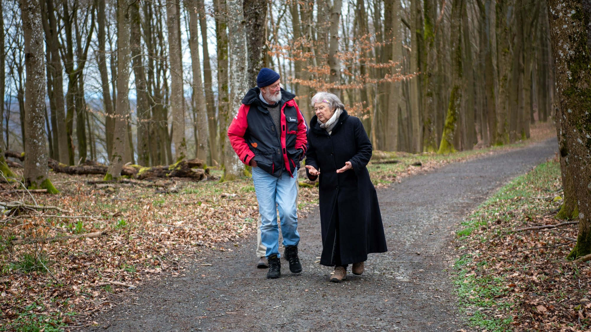 Bärbel Höhn und Volker Hoffmann gehen im Wald spazieren.