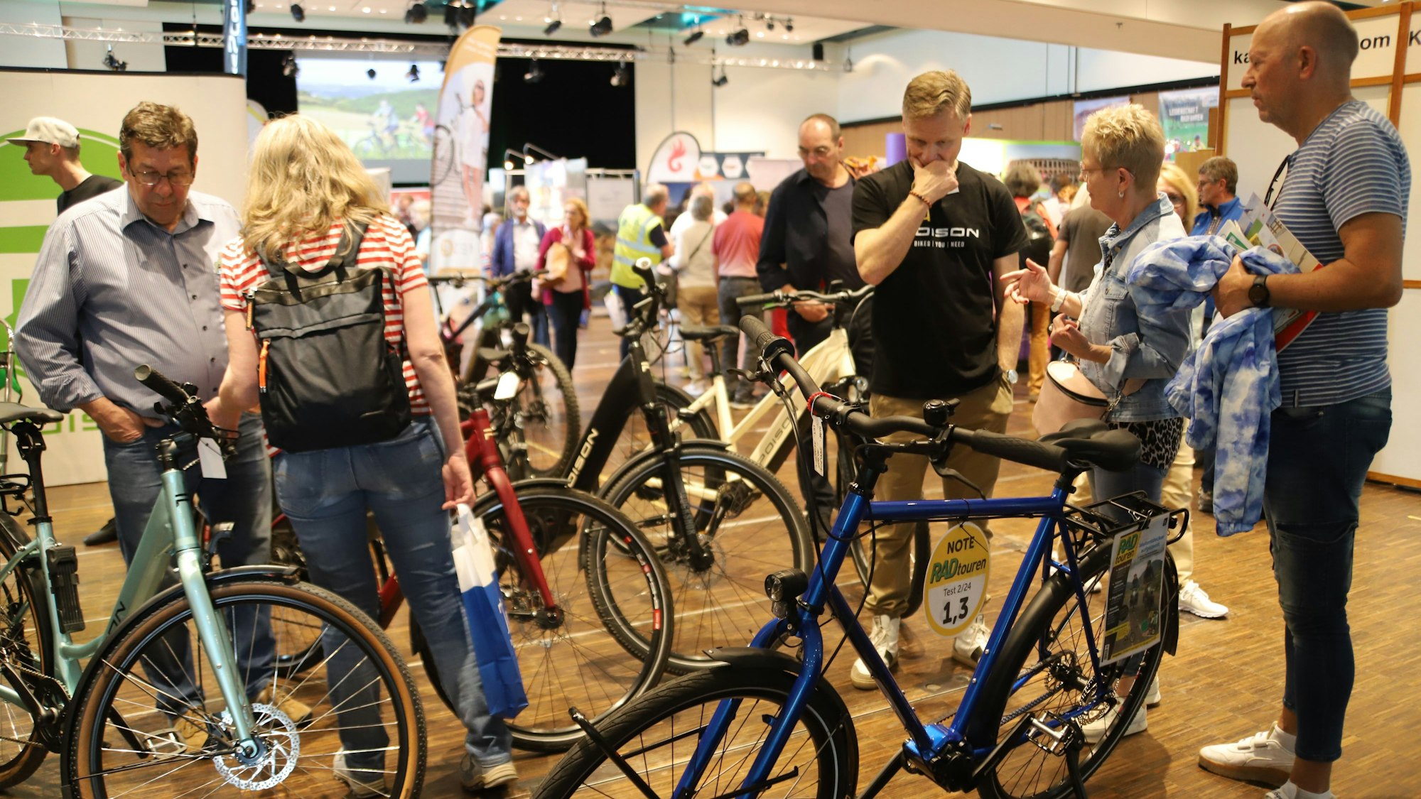 Viele Besucherinnen und Besucher interessierten sich für die Angebote der Händler und Hersteller von Fahrrädern.