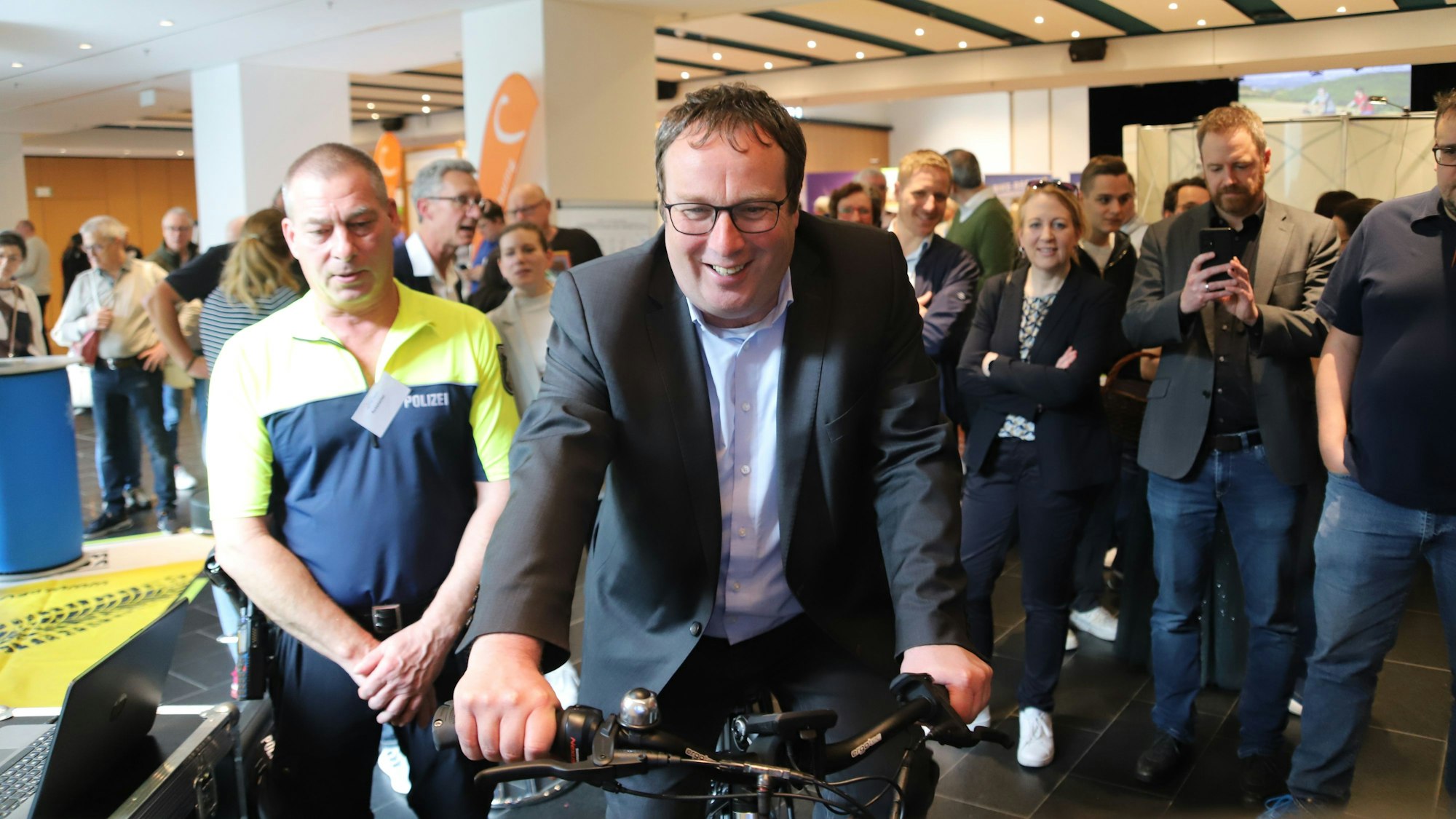 Oliver Krischer testete den Fahrradsimulator der Kreispolizei und zeigte bei den Verkehrssituationen gute Reaktionen.