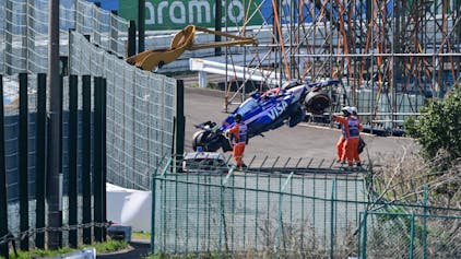 Das Auto des australischen RB-Piloten Daniel Ricciardo wird von der Strecke gehoben, nachdem er beim Start des Großen Preises von Japan auf der Rennstrecke von Suzuka in der Präfektur Mie am 7. April 2024 verunglückt ist.