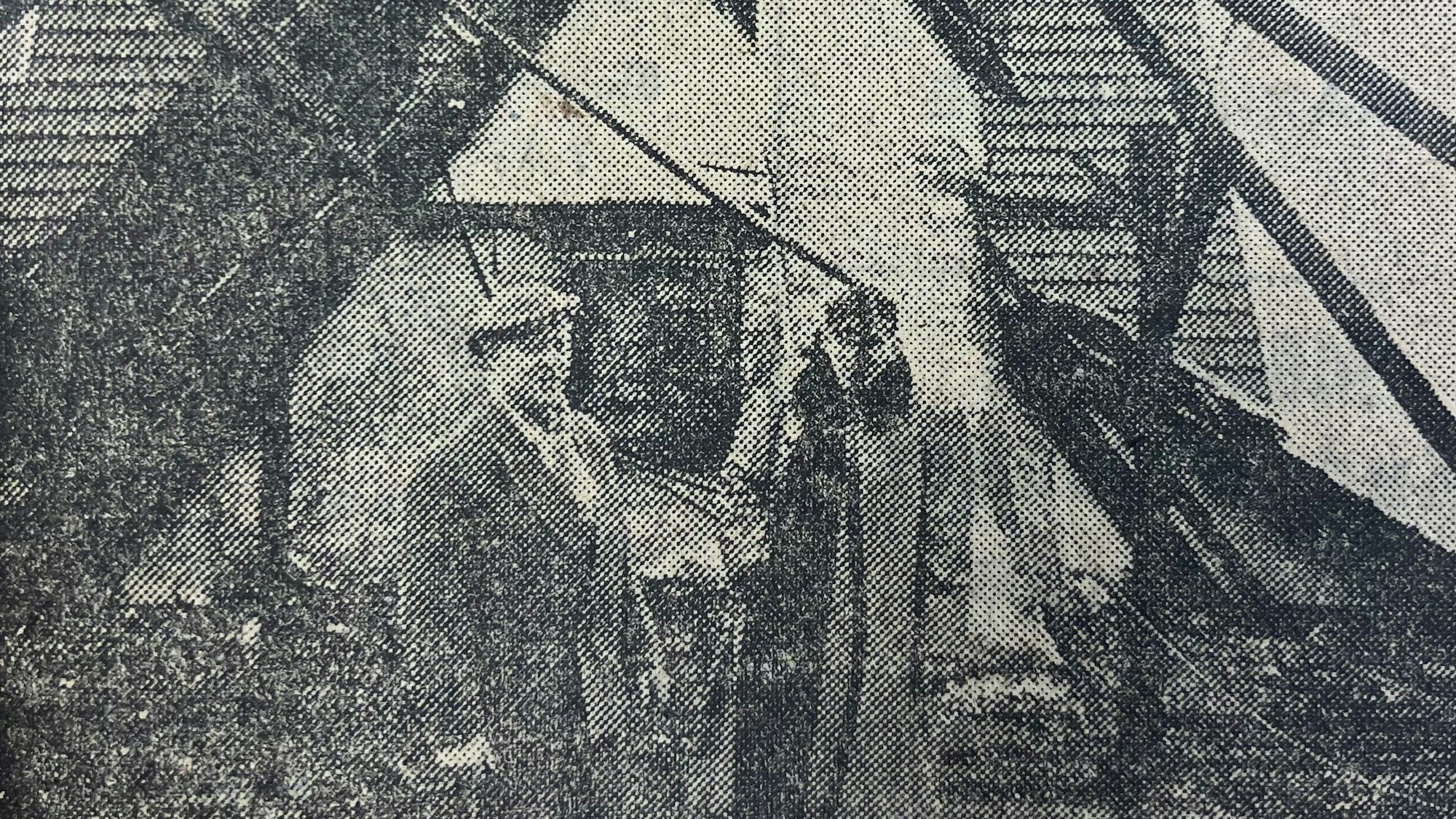 Zwei Männer stehen in einem abgebrannten Dachstuhl.