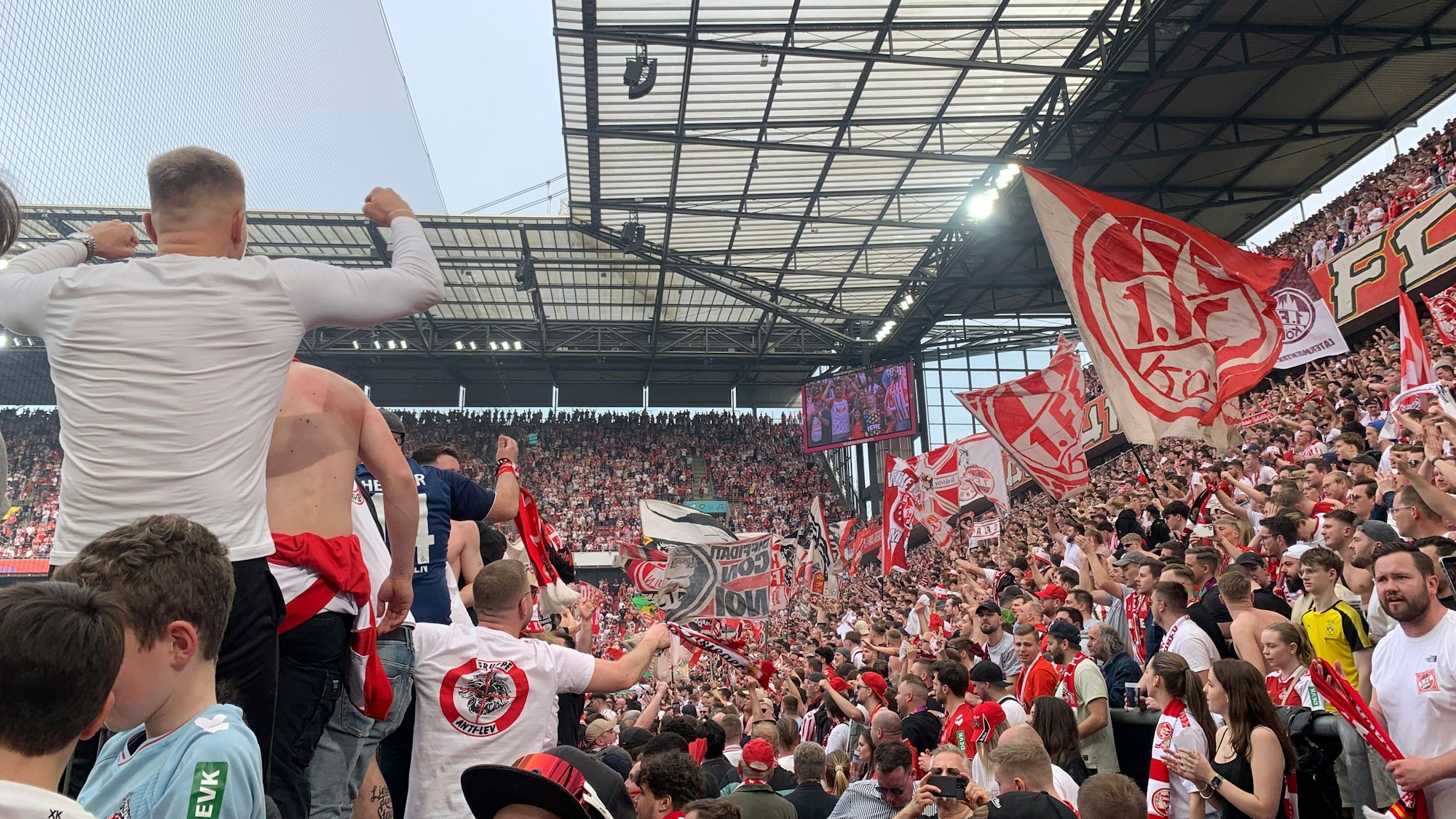 Die Südtribüne feiert den Sieg gegen den VfL Bochum.