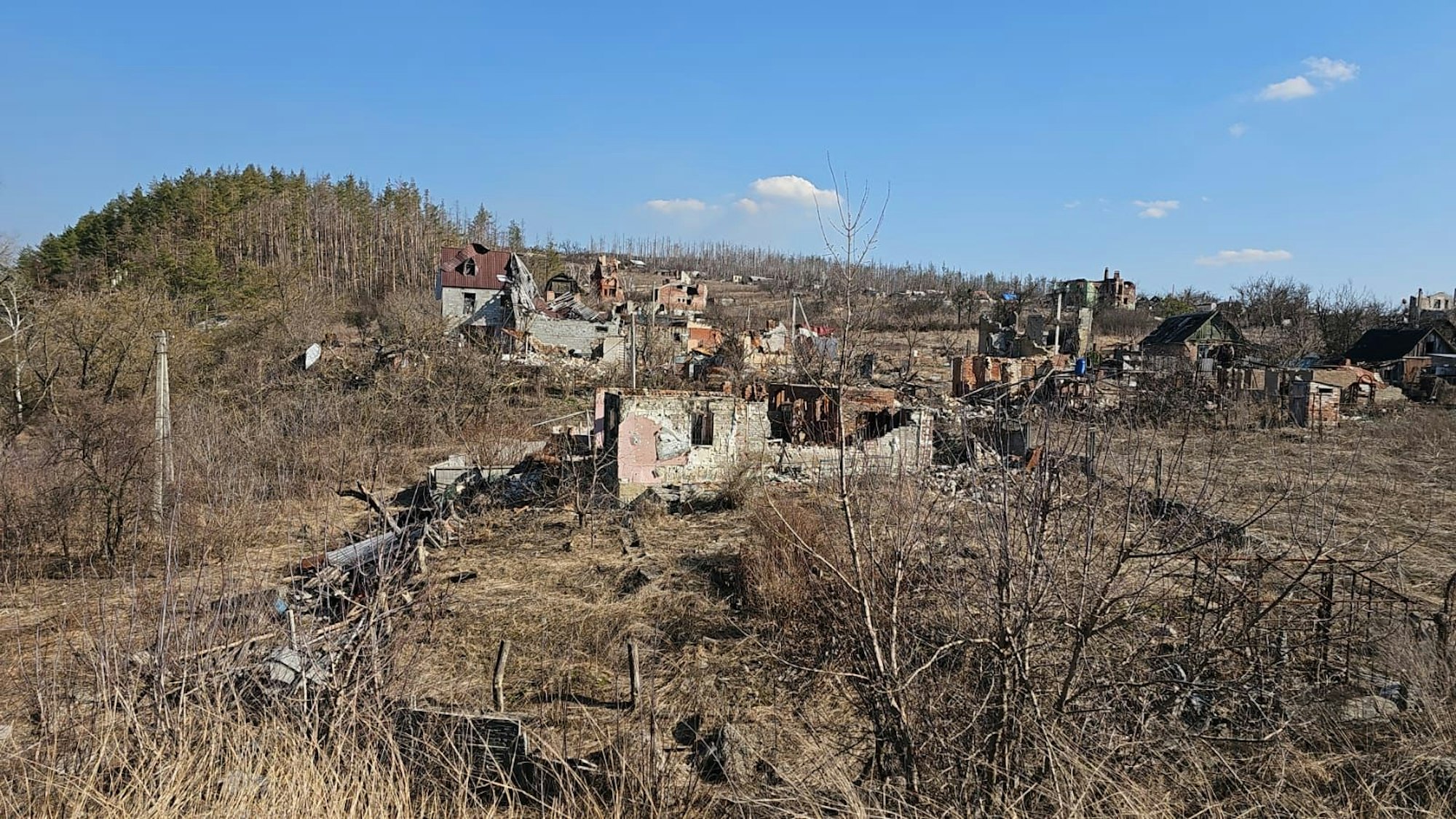 Mauerreste und Häuser ohne Dächer im Dorf Bogorodichyne. Es hat 14 Mal die Seiten zwischen den russischen Invasoren und den ukrainischen Verteidigern gewechselt.