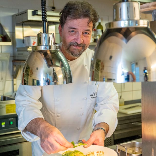 Roberto Carturan steht in der Küche seines Restaurants Alfredo.