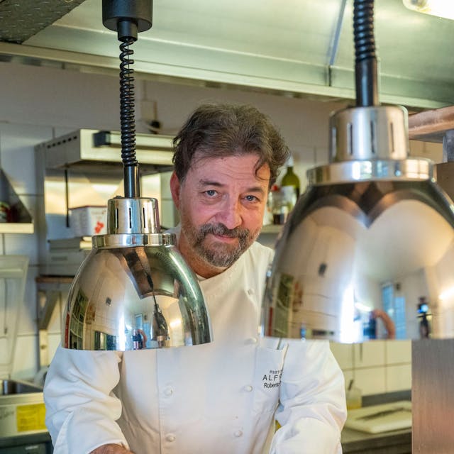Roberto Carturan steht in der Küche seines Restaurants Alfredo.