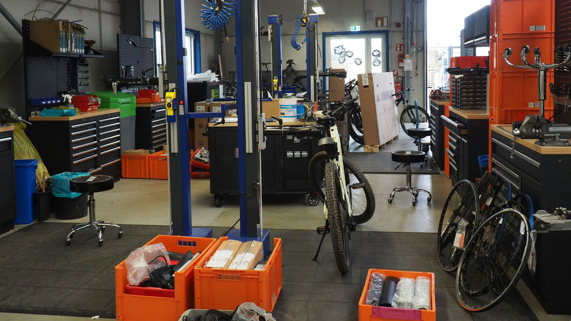 In der Werkstatt des neuen Fahrradladens sind die Arbeitsplätze identisch ausgestattet.