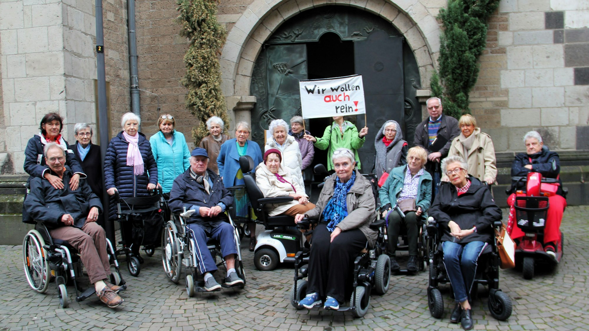 Bewohnerinnen und Bewohner der Seniorenresidenz am Dom fordern seit mehreren Jahren einen barrierefreien Zugang in die Kirche St. Andreas.