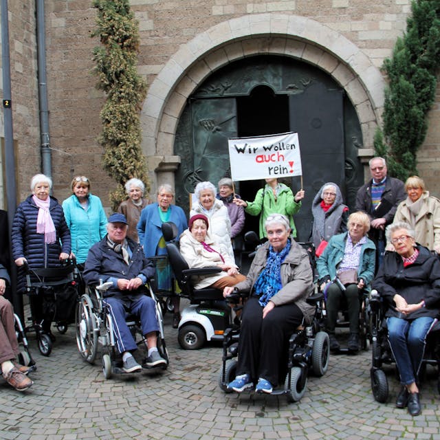 Bewohnerinnen und Bewohner der Seniorenresidenz am Dom fordern seit mehreren Jahren einen barrierefreien Zugang in die Kirche St. Andreas.
