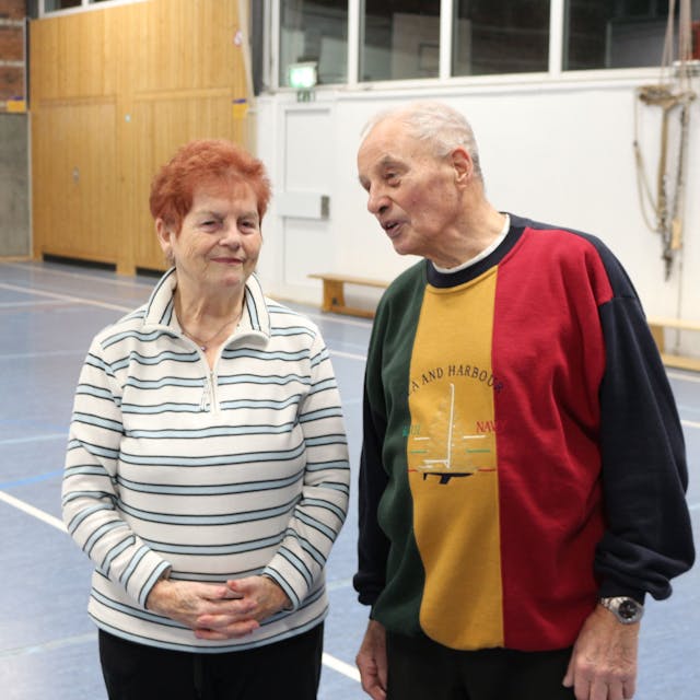 Gymnastiklehrer Günter Balcke unterhält sich mit Cilly Breuer. Beide sind von Anfang an in der Abteilung.
