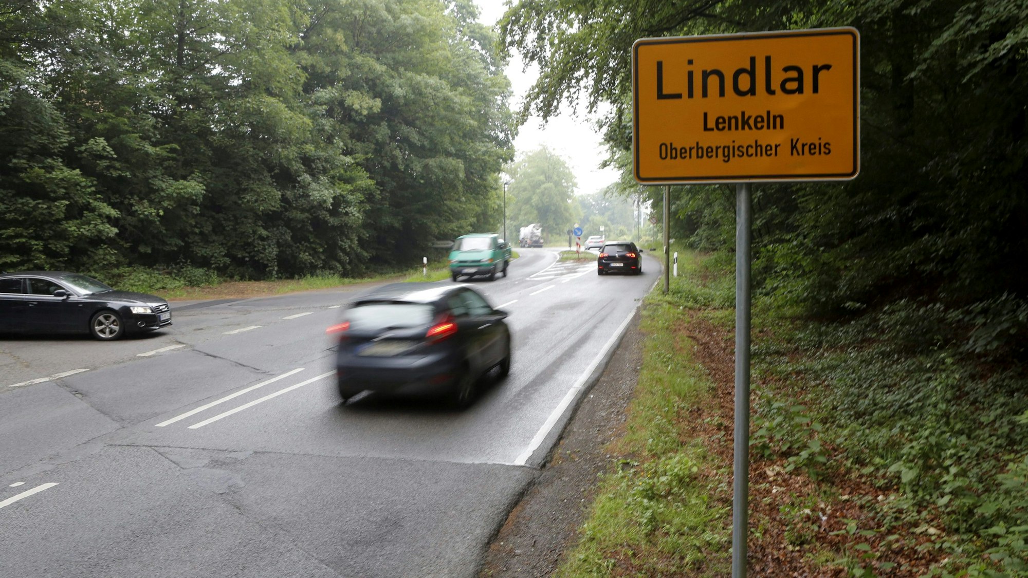Fiktives Ortsschild auf der Kölner Straße in Lindlar. In der Politik waren Mundart-Namenszusätze in der Gemeinde diskutiert worden. 
