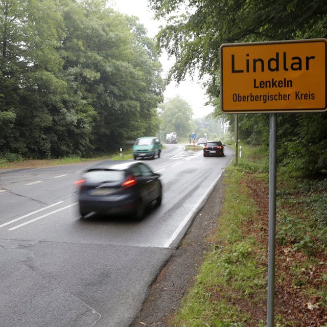 Fiktives Ortsschild auf der Kölner Straße in Lindlar. In der Politik waren Mundart-Namenszusätze in der Gemeinde diskutiert worden. 