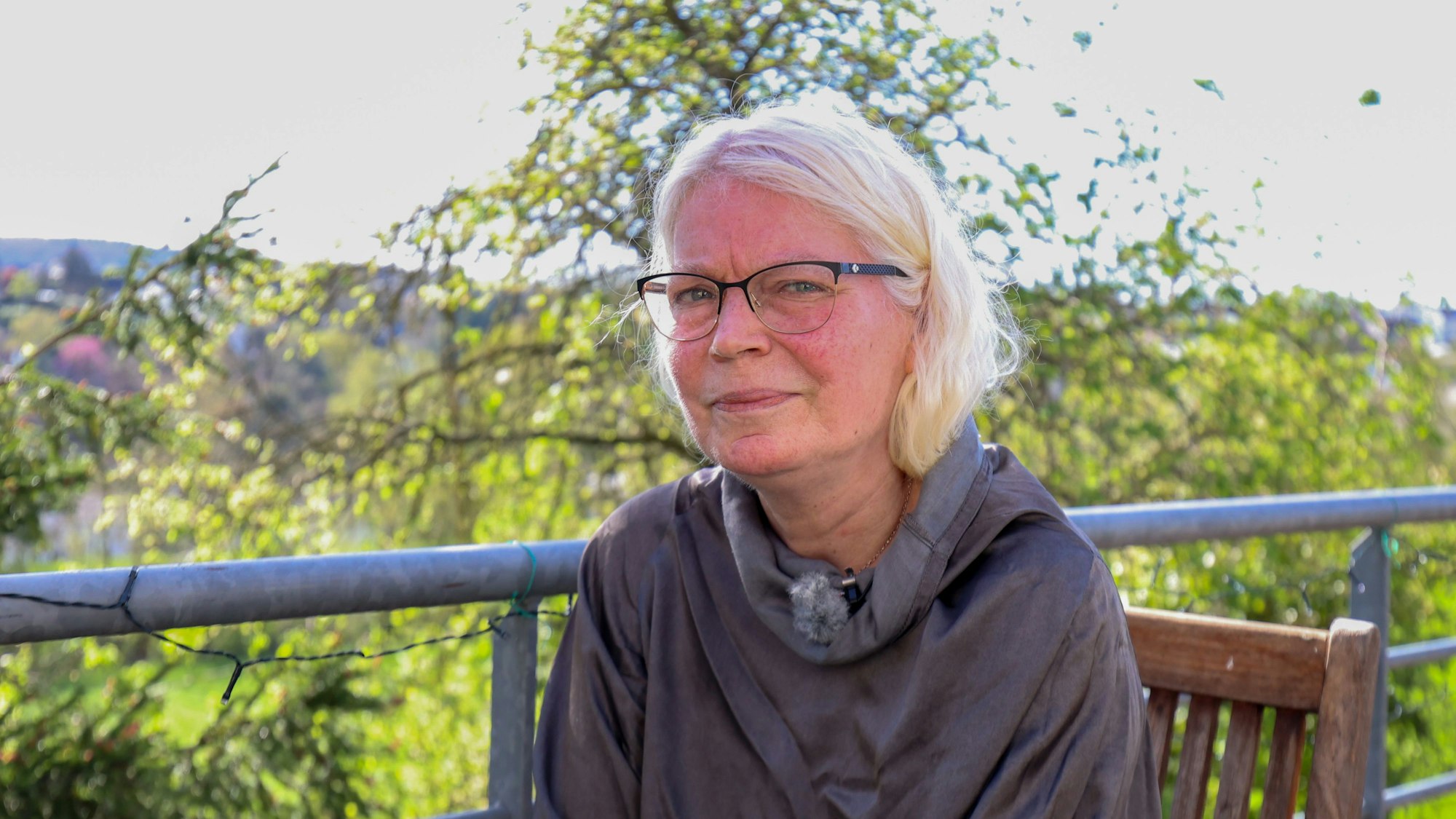 Melanie F. am 06.04.2024 auf der Terrasse bei ihrem Rechtsanwalt in Wachtberg Villiprott.
